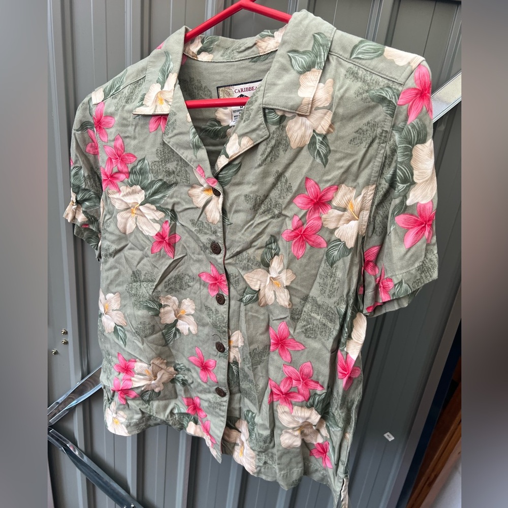 Women’s Hawaiian shirt
